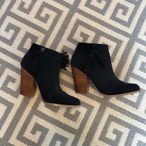 Like New! SOLE SOCIETY dark navy bootie.